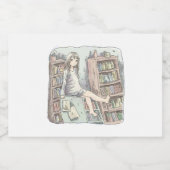 さなやくじ　水色のお部屋で、たくさんある本棚の一つの上に座っている素足の女性のイラスト スパークリングワインラベル (シングルラベル)