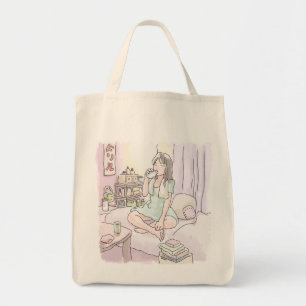 さにれなじ 明るい寝室のベッドの上で胡坐をかいてごくごく飲み物を飲む女性のイラスト トートバッグ