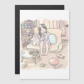 さにれやじ 　ちゃぶ台と雑貨棚のある橙色のお部屋のソファに素足で腰掛ける女性のイラスト (正面/裏面)