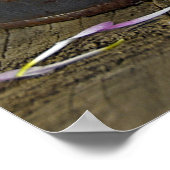 さびたスズ缶の紫色のムーム花 ポスター (角)