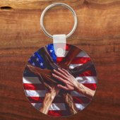 さまざまなアメリカ人の手を持つアメリカ国旗 キーホルダー (正面)