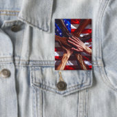 さまざまなアメリカ人の手を持つアメリカ国旗 缶バッジ (インサイチュ)