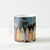 さまざまなサーフィンボードがオープンフィールドに立っている コーヒーマグカップ (正面左)