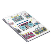 さまざまなヴィンテージカセットのプレーヤーのセット。レトロ80年代 ノートブック (右側)