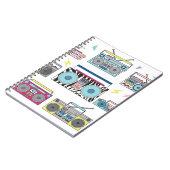 さまざまなヴィンテージカセットのプレーヤーのセット。レトロ80年代 ノートブック (左側)