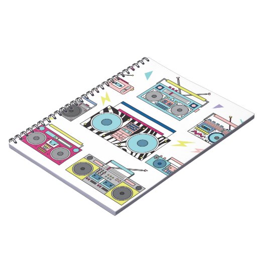 さまざまなヴィンテージカセットのプレーヤーのセット。レトロ80年代 ノートブック (左側)