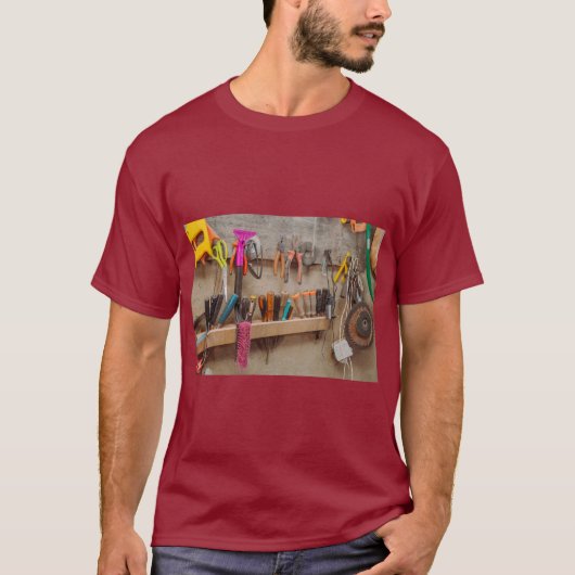 さまざまな作業工具のデザイン - 創造性のために作られています Tシャツ (正面)
