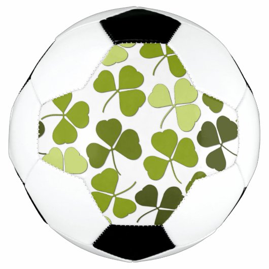 さまざまな色合いの緑のクローバー サッカーボール (正面)