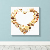 さまざまな貝殻の型枠ハート形状 キャンバスプリント (インサイチュ (ウッドフロア))