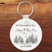 さまよい人はおもしろいハイキング失った引用文ハイカー キーホルダー (正面)