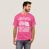 さまよい人は失った...キャンプキャンプファイアおもしろい Tシャツ (正面フル)