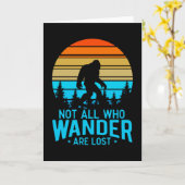 さまよい人ばかりではない失った | Bigfootレトロデザイン カード (黄色い花)