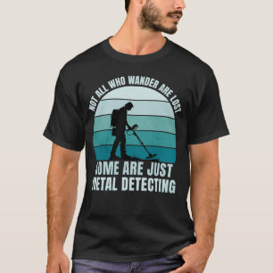 さまよい歩き回る人は全員が金属的な探知をし失ったているわけではない Tシャツ