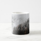 さまよい歩き回る者ばかりではない、モノクロの森や山々。 コーヒーマグカップ (中央)