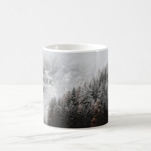 さまよい歩き回る者ばかりではない、モノクロの森や山々。 コーヒーマグカップ (中央)