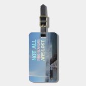 "さまようすべてが失った"荷物のラベルではないです ラゲッジタグ (正面縦)