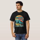 さまようハイキングが新しい道を見つける Tシャツ (正面フル)