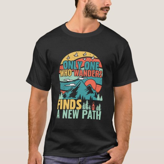 さまようハイキングが新しい道を見つける Tシャツ (正面)