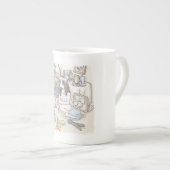 さむごにじ 作業机のある、靴下や衣類の散らばる部屋でしゃがんでいる部屋着姿の女性のイラスト ボーンチャイナマグカップ (正面右)