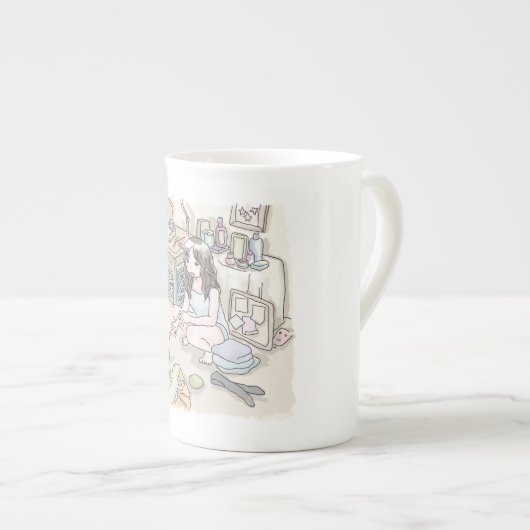 さむごにじ 作業机のある、靴下や衣類の散らばる部屋でしゃがんでいる部屋着姿の女性のイラスト ボーンチャイナマグカップ (正面右)