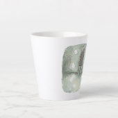 さやいれじ　明るい日差しの差し込む小さなひし形の窓のある水色のお部屋の壁際にたたずむ女性のイラスト カフェラテマグ (正面)