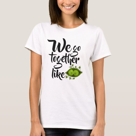 さやの中の2つのエンドウ豆のようにぴったり Tシャツ (正面)