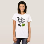 さやの中の2つのエンドウ豆のようにぴったり Tシャツ (正面フル)
