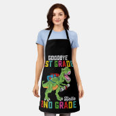 さようなら1年生こんにちは2年生Tレックス恐竜 エプロン (着用した状態)