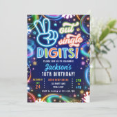 さよならシングルディジット ネオン グロー ボーイ 誕生日 招待状 (スタンド正面)