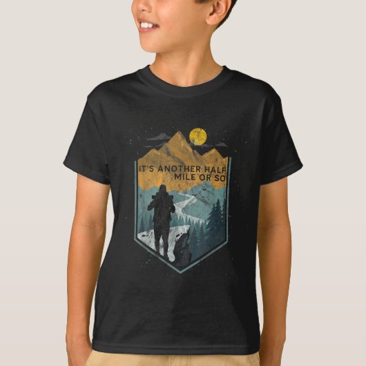 さらにあと半マイルほど山登り1 Tシャツ (正面)