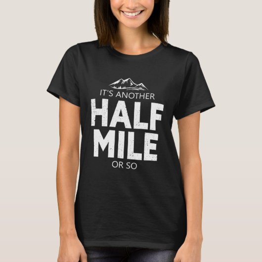 さらにあと半マイルほど、山道ハイキング Tシャツ (正面)