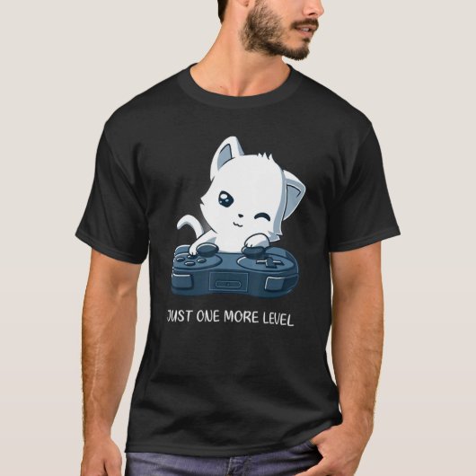 さらに1レベル 猫のゲーム実況 Tシャツ (正面)