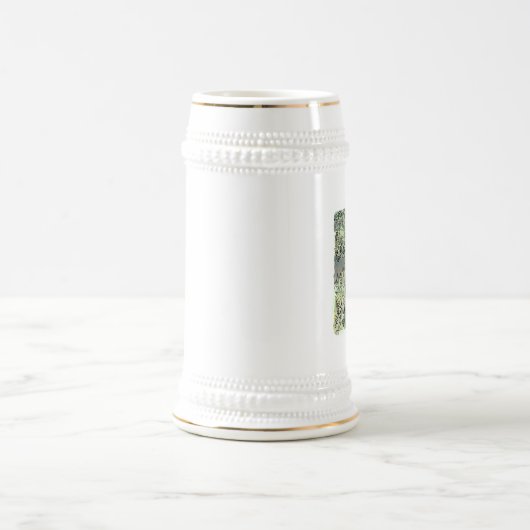 されしなじ つくしの生えている春風の吹く緑の草原に立つ女性の足元の水彩イラスト ビールジョッキ (中央)