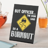 しかし、サインの士官はバーンアウトを行う – 車おもしろい 台座サイン (インサイチュ)