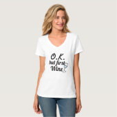 しかし、最初のワインの飲み物、ワイン愛好家の女性おもしろいティー Tシャツ (正面フル)