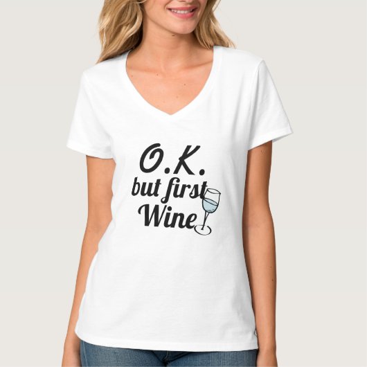 しかし、最初のワインの飲み物、ワイン愛好家の女性おもしろいティー Tシャツ (正面)