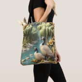 しだれ柳の中のカナダゲーゼ トートバッグ (クローズアップ)