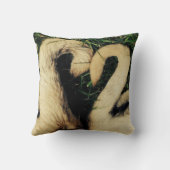 しっぽを引く クッション (裏面)