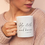 じっとしている コーヒーマグカップ<br><div class="desc">詩篇46章10節から私が神であり、宗教感動的引用文であることを知りなさい。カスタマイズ可能な文字色。</div>