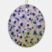 すぐにオタマジャクシになるフログスポーン卵のクローズアップ セラミックオーナメント (左)