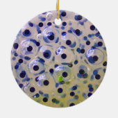 すぐにオタマジャクシになるフログスポーン卵のクローズアップ セラミックオーナメント (裏面)