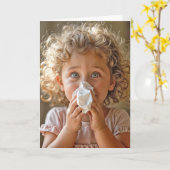 すぐに回復するための組織を持つ小さな女の子 カード (黄色い花)