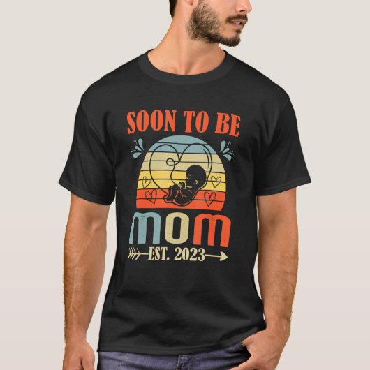 すぐに母親になる2023女性の妊娠の発表 Tシャツ (正面)