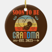 すぐに祖母になる2023女性の妊娠 セラミックオーナメント (裏面)