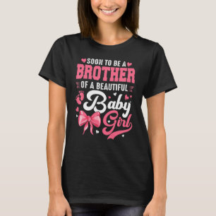 すぐに美しい赤ん坊の女の子の兄弟になる Tシャツ