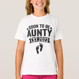 すぐに2023年の新しいおもしろいベビーギフトに生まれなります Tシャツ