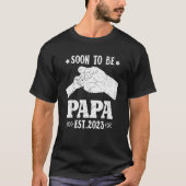 すぐにPapa Est 2023妊娠の発表になる Tシャツ (正面)