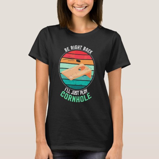 すぐ戻るよ、コーンホールで遊ぶから Tシャツ (正面)