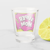 「すごいお母さん」カラフル漫画本ポップ・アートの芸 ショットグラス (裏面)