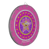 すごいクール卒業ピンク – 卒業年をパーソナライズ ダーツボード (正面左)